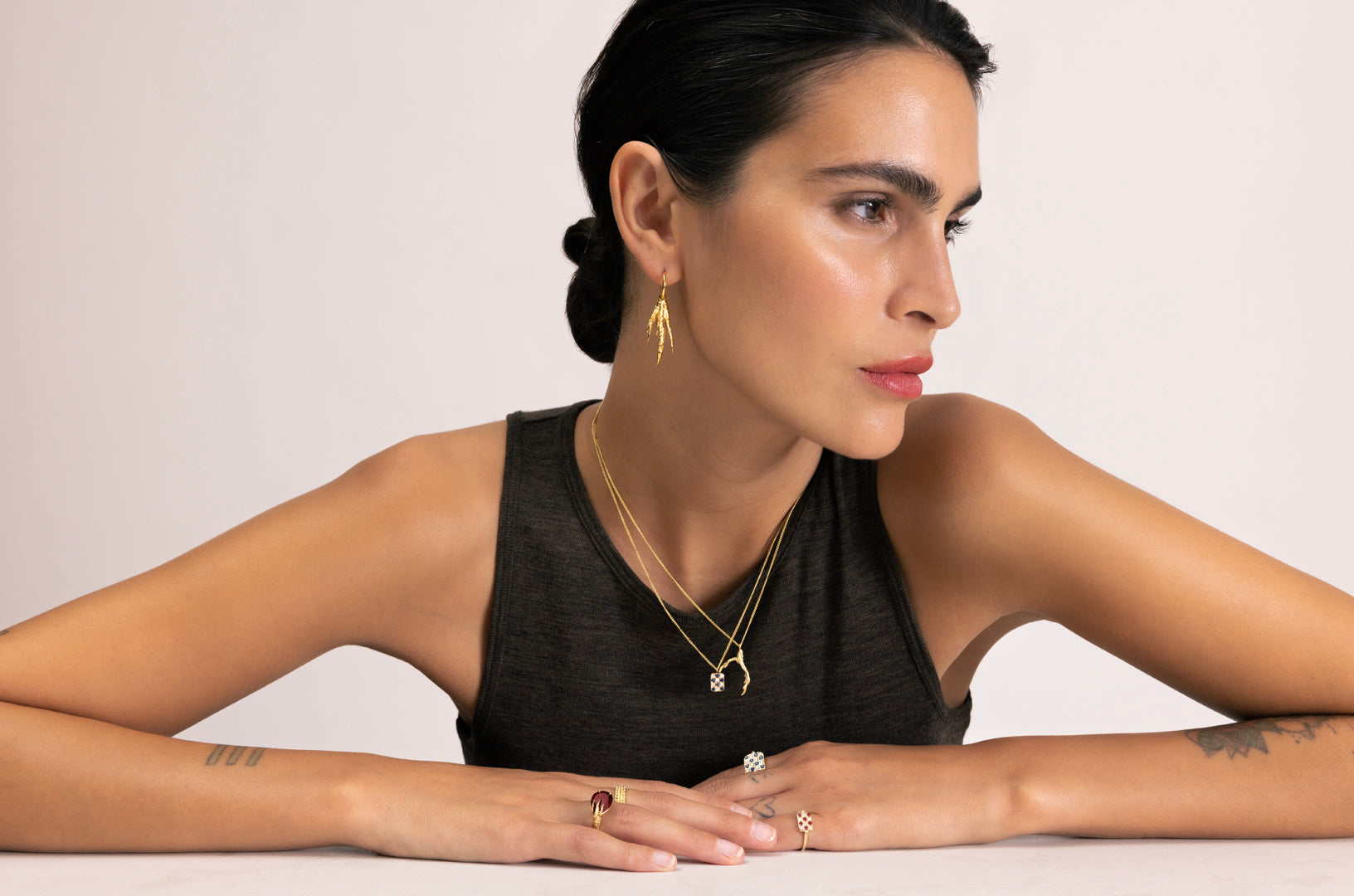 Reimagined icons<br>in 18 ct. gold</span>