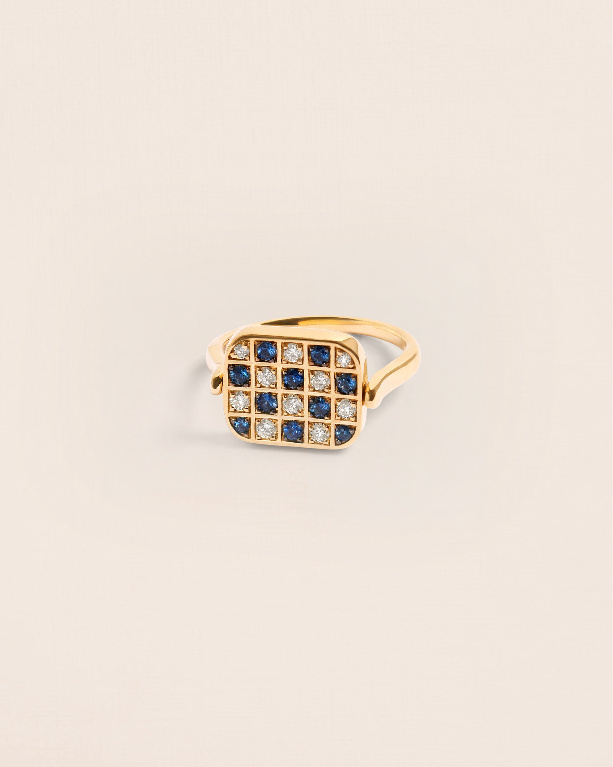 Philidor ring with sapphire and diamond rotating chessboard in 18 ct.