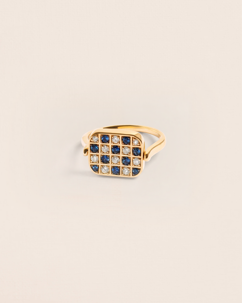 Philidor ring with sapphire and diamond rotating chessboard in 18 ct. Philidor ring with sapphire and diamond rotating chessboard in 18 ct.