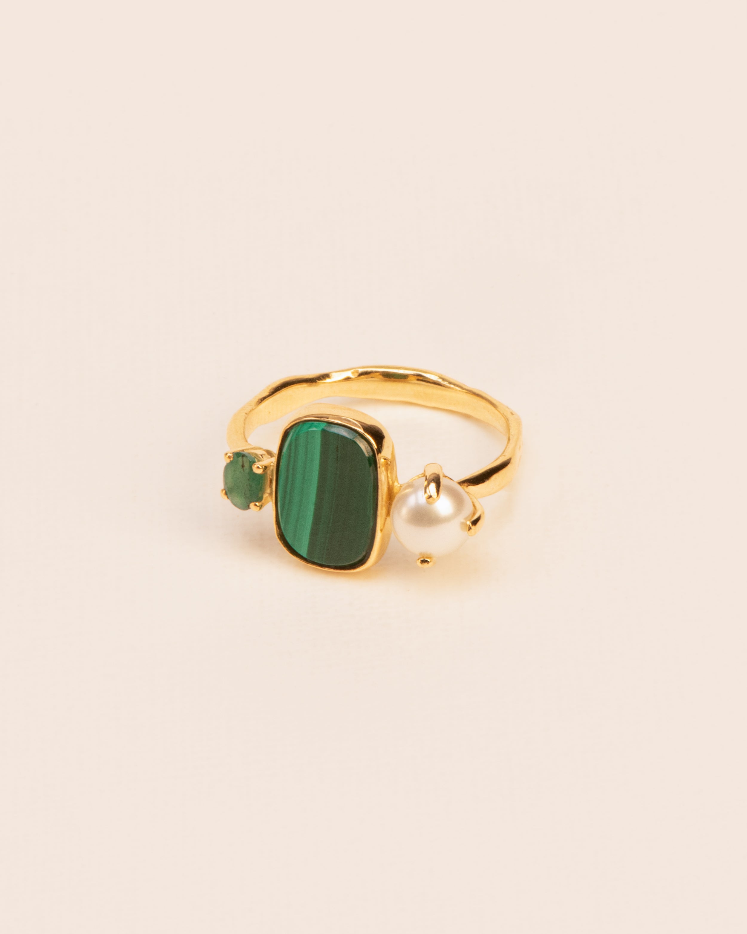Organic ring with emerald, malachite and pearl in 18 ct. gold